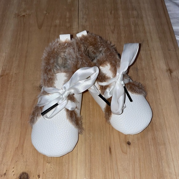 🤎✨🤍 Baby girl white boots! 12-18mos - Picture 2 of 7